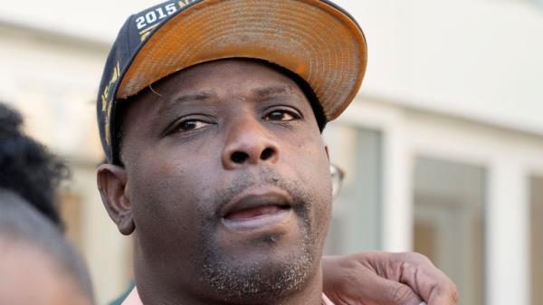 Eddie Terrell Parker speaks outside the federal courthouse.</p>

<p>　　Pic: AP  