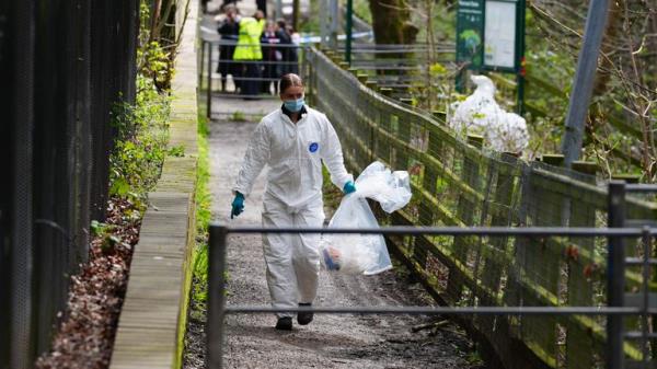 Forensic officers at Kersal Dale, near Salford, Greater Manchester.</p>

<p>　　PIc:PA