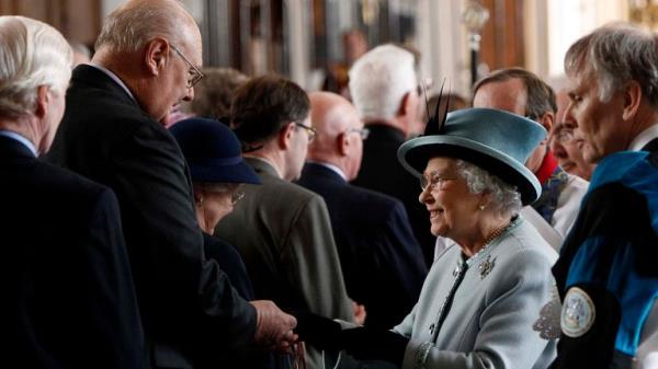 Queen Elizabeth II, distributes Maundy mo<em></em>ney to a pensio<em></em>ner in 2010