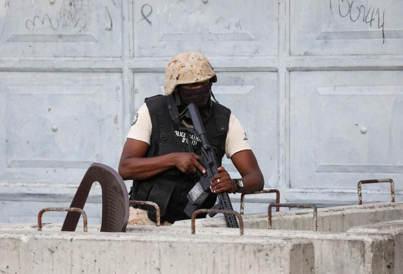 A police officer takes part in a co<em></em>nfrontation with gangs near the Natio<em></em>nal Palace, in Port-au-Prince, Haiti March 21, 2024.