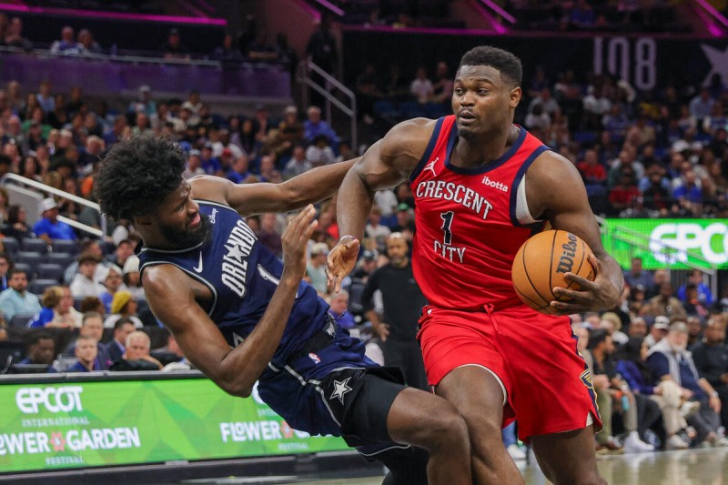 New Orleans Pelicans forward Zion Williamson is fouled by Orlando Magic forward Jo<em></em>nathan Isaac during the second half at KIA Center.