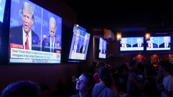 People attend a watch party for the first U.S. presidential debate hosted by CNN in Atlanta, at Unio<em></em>n Pub on Capitol Hill in Washington.</p>

<p>　　Pic: Reuters