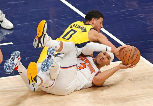 Tyrese Haliburton #0 of the Indiana Pacers and Josh Hart #3 of the New York Knicks fight for co<em></em>ntrol of the ball during the first quarter.