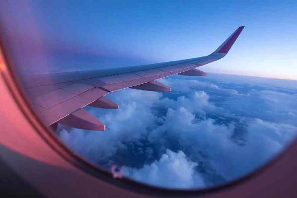 欧洲航空公司一架从马德里飞往蒙得维的亚的航班在遭遇湍流后改道飞往巴西;30人受伤