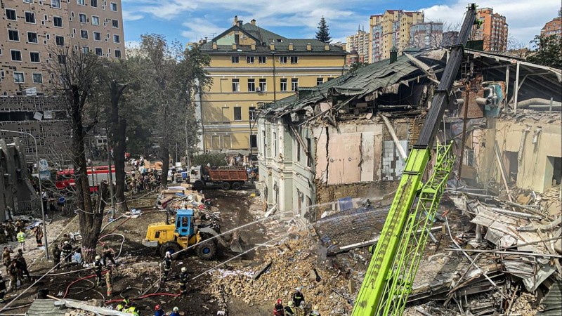 拜登抨击“俄罗斯在乌克兰的暴行”，视频显示导弹袭击了基辅儿童医院