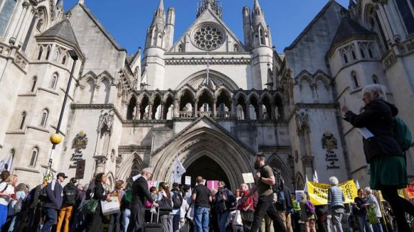 People attend a protest outside the High Court</p>

<p>　　Pic: Reuters
