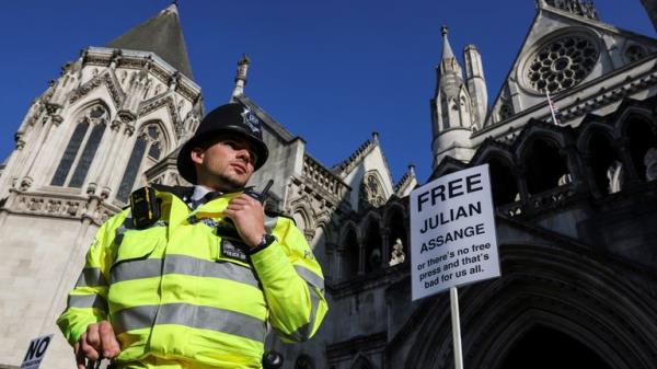 A police officers looks on near a placard outside of the Royal Court of Justice.</p>

<p>　　Pic: Reuters
