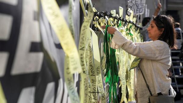 A woman attends a protest outside the High Court on the day of an extradition hearing of WikiLeaks founder Julian Assange, in London, Britain, May 20, 2024. REUTERS/Maja Smiejkowska