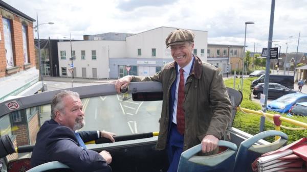 奈杰尔·法拉奇：一名男子在竞选活动中向英国改革领袖投掷物品后被指控