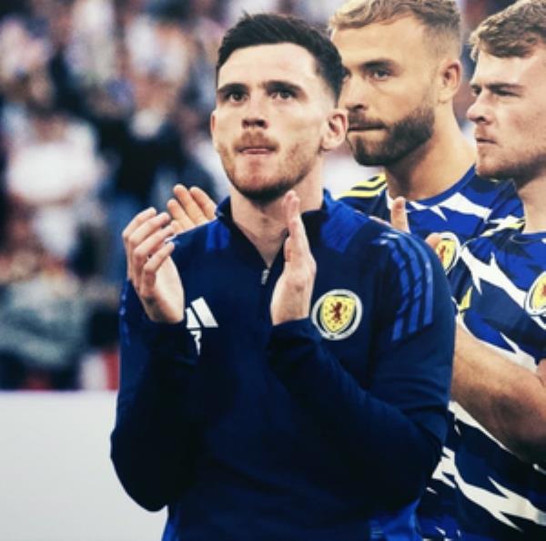 基恩抨击罗伯逊在德国战败后的赛后评论，说“这是垃圾”