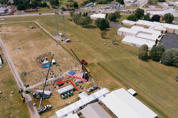 在唐纳德·特朗普的集会上，当地警察和枪手在同一个仓库里