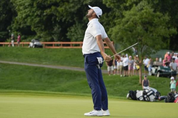 汤姆·金在因雨延误的“旅行者”比赛中领先舍弗勒和巴蒂亚1杆