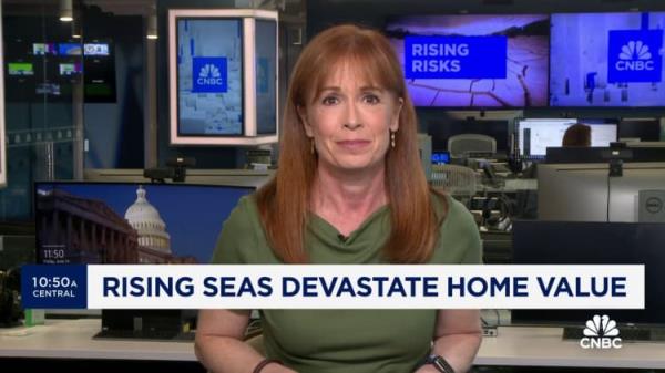 由于气候变化的影响，这些海滩上的豪宅正在迅速贬值