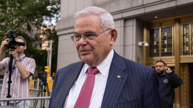 新泽西商人承认试图用奔驰贿赂参议员鲍勃·梅嫩德斯，以便在腐败审判中作证