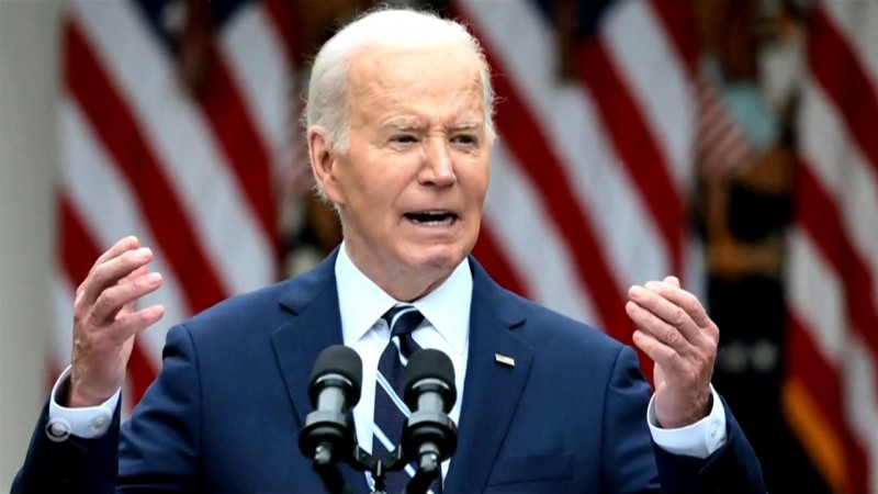 CBS新闻的民意调查分析：在拜登退出之前，哈里斯在与特朗普的假想对决中略微领先