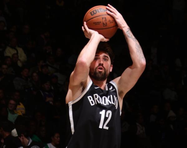 Joe Harris shoots a jumper during the Nets' win over the Lakers.