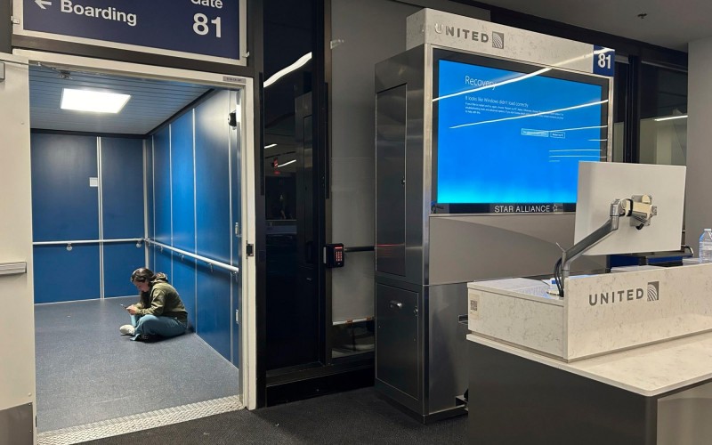 A traveller at Los Angeles Internatio<em></em>nal Airport sits in a jetway for a delayed United Airlines flight 