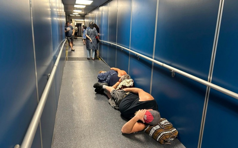 Travelers at Los Angeles Internatio<em></em>nal Airport have been forced to sleep in a jetway for a delayed United Airlines flight hit by the IT outage