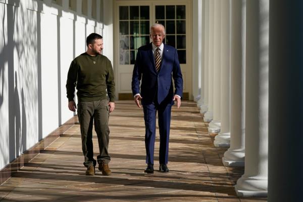 The two presidents walk along the Colo<em></em>nnade of the White House.