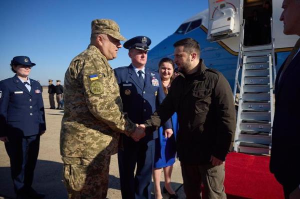 Volodymyr Zelensky was greeted by a U.S. military official in Washington D.C.