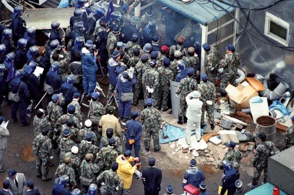 Police raid an Aum facility in Fujinomiya, Shizuoka Prefecture the day after Asahara is arrested. 