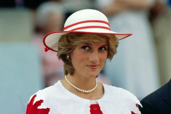 According to the 64-year-old, who was in Lo<em></em>ndon filming, got word that Princess Diana and her sons would be visiting the set. 