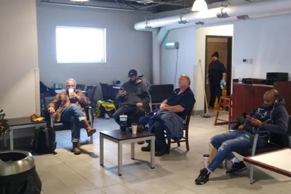 The Coffee Cup Fuel Stop in South Dakota turned into temporary lodging for drivers and staff.</p>

<p>　　