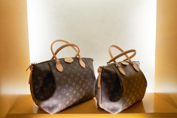On average, the cost of a genuine Louis Vuitton bag can range between $400 to $36,000, depending mostly on its size and the materials used to create it.  