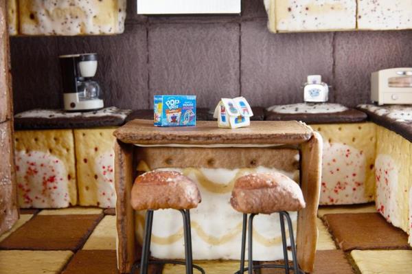 The kitchen comes with custom Frosted coo<em></em>kies & Crème countertops and Frosted Chocolate Fudge Bites stools.