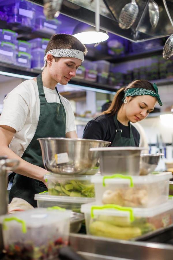 Workers at Chef Klopotenko's restaurant in Kyiv preparing food for soldiers and fro<em></em>ntline workers. 