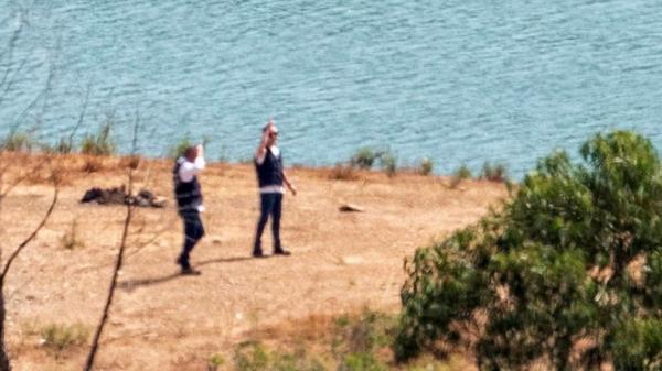 Officers of Portugal's investigative Judicial Police are seen at the site of a remote reservoir wher<em></em>e a new search for the body of Madeleine McCann is set to take place, in Silves, Portugal, in this screen grab from a video, May 22, 2023. REUTERS/Luis Ferreira</p>

<p>　　