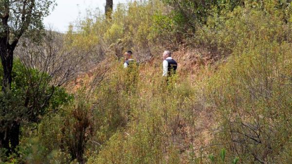Officers of Portugal's investigative Judicial Police are seen at the site of a remote reservoir wher<em></em>e a new search for the body of Madeleine McCann is set to take place, in Silves, Portugal, in this screen grab from a video, May 22, 2023. REUTERS/Luis Ferreira</p>

<p>　　