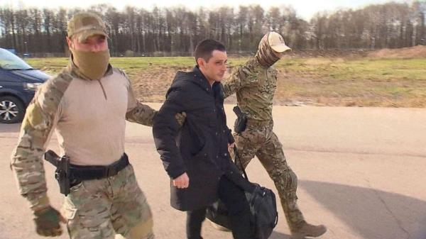 Former U.S. Marine Trevor Reed, who was detained in 2019 and accused of assaulting police officers, is escorted to a plane by Russian service members as part of a priso<em></em>ner swap between the U.S. and Russia, in Moscow, April 27, 2022.