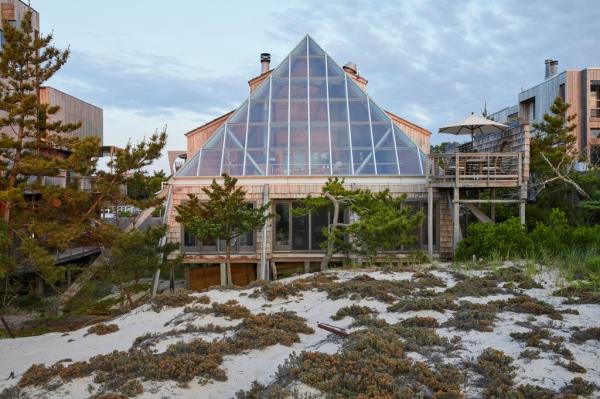 Pyramid House sits on a 0.18-acre lot. 