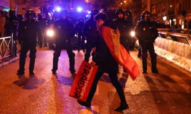 A protester against a proposed amnesty of Catalan separatist leaders holds a placard reading ‘Pedro Sánchez traitor’ in front of police officers in Madrid, Spain, on Wednesday.