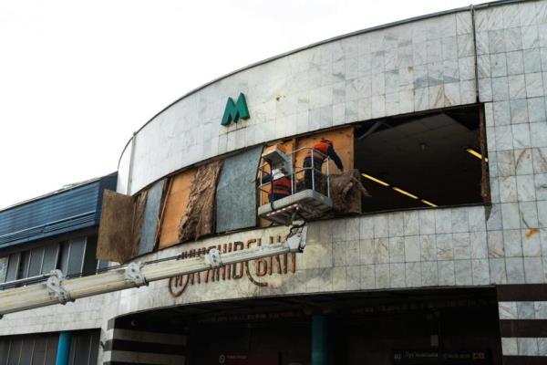 Utility workers repair damaged entrence of Lukianivska metro station that was damaged by a Russian missile attack, Kyiv, Dec. 29, 2023. (Olena Zashko/The Kyiv Independent)
