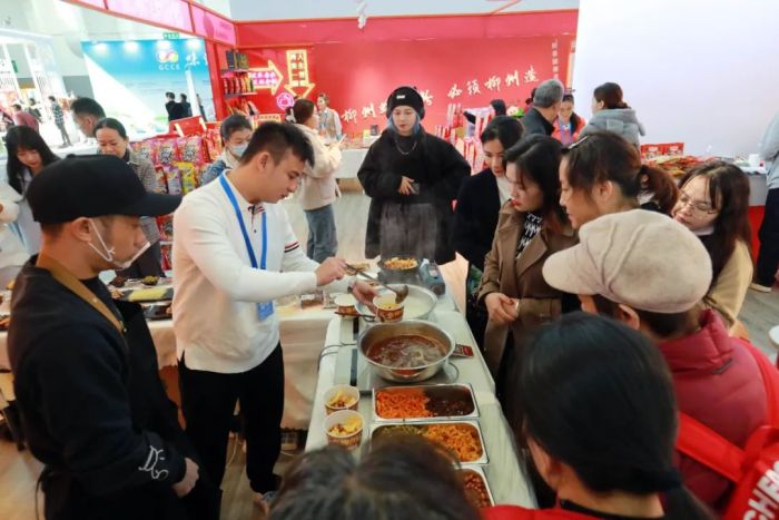 广西龙胜：村民赶制特色年味美食粑粑果_广西粑粑_广西粑粑怎么做好吃