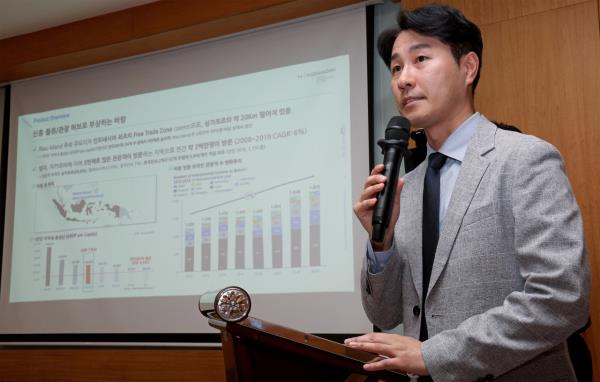 Choi Doo-sun, marketing director at PT Bandara Internasio<em></em>nal Batam, delivers a presentation during a media co<em></em>nference held in Batam, Indonesia, Monday. (Yonhap)