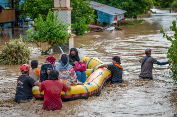 暴雨中，印尼苏拉威西岛发生洪水和山体滑坡，造成14人死亡