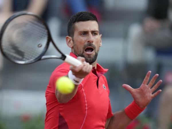 意大利公开赛上发生了令人震惊的事件，诺瓦克·德约科维奇被瓶子击中