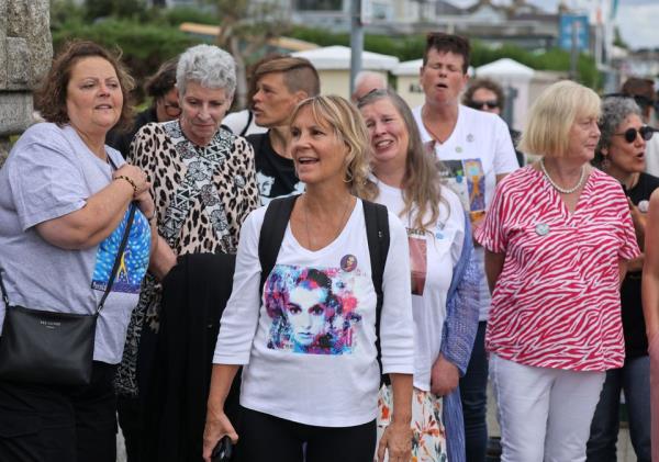 Fans singing Sinéad O'Co<em></em>nnor so<em></em>ngs at her home in Bray on the first anniversary of her death. Photo: Collins