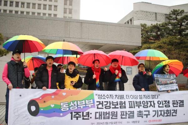 同性恋夫妇敦促最高法院支持同性伴侣享有平等的医疗保险福利