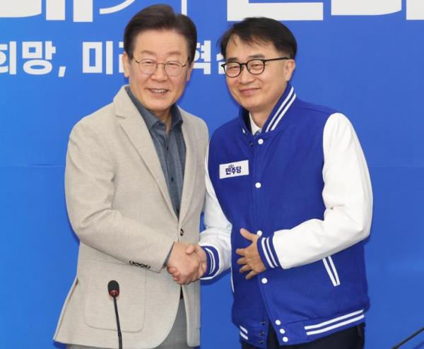 反对党因招募有争议的前间谍特工而招致批评