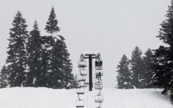 加州滑雪场重新开放，工人们正在清理致命雪崩的残骸