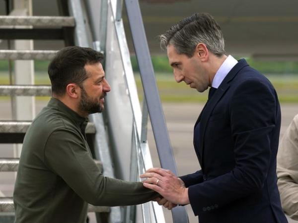 乌克兰总统泽伦斯基在抵达香农机场时感谢爱尔兰接纳乌克兰难民
