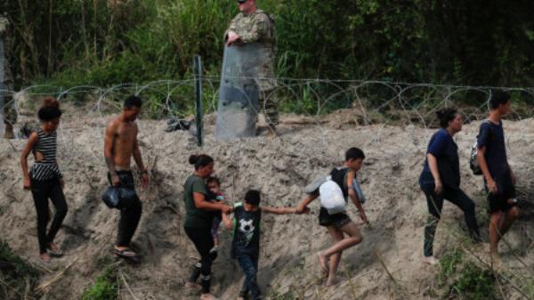 随着第42条法案的结束，绝望和困惑的移民们被困在了美国的大门