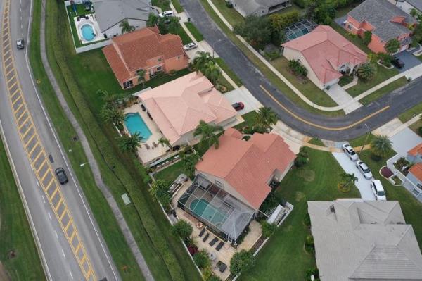 由于利率居高不下，抵押贷款需求下降