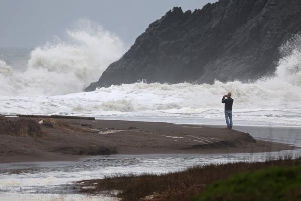 美国债务上限的边缘政策威胁到市场的平静，此前市场因对银行的担忧而经历了一轮“剧烈波动”
