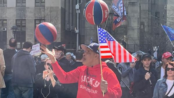 这不是典型的集会：当唐纳德·特朗普被捕时，外面的场景变成了一个荒诞派的剧院