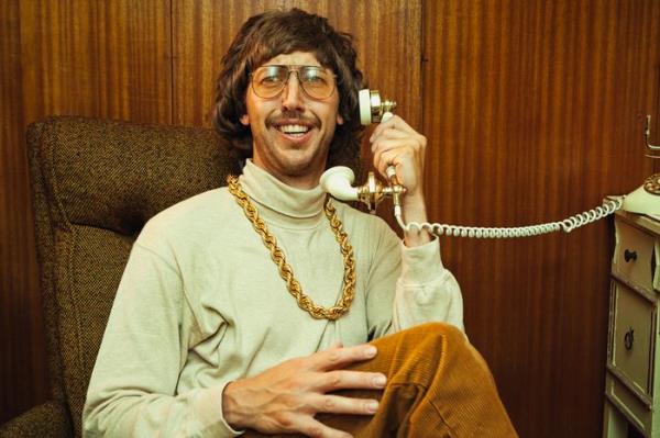 “我丈夫是美国最小气的人吗？”“我们只在结婚纪念日出去吃饭，我甚至没有订婚戒指